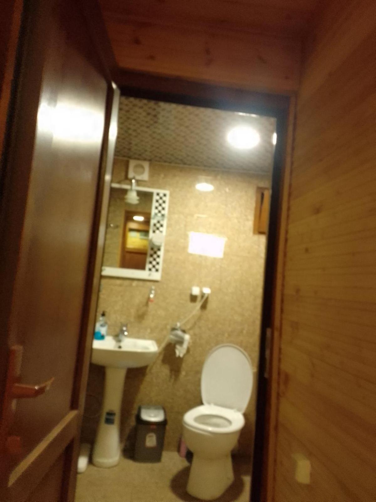 Guesthouse Luka Ushguli Exteriör bild